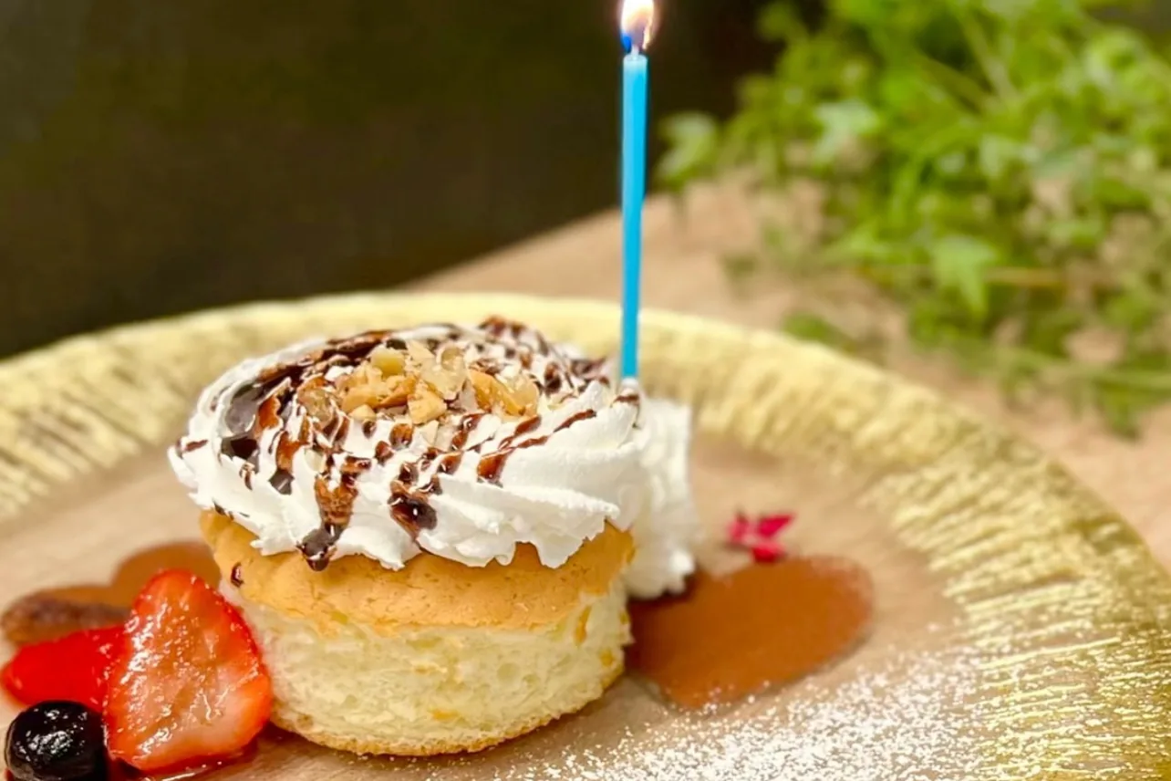 ろうそくを立てた、いちご添えのパンケーキ
