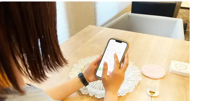 テーブルでお客様が端末を操作している写真。