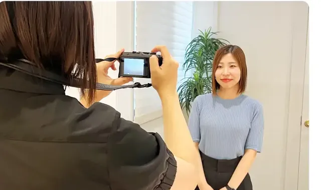 スタッフがお客様のプロフィール写真を撮影している写真。