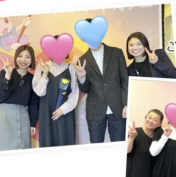 誕生したカップルとスタッフの記念写真 2 枚。